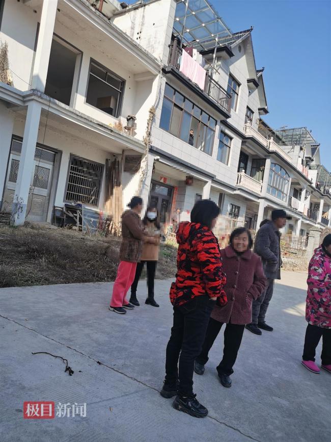 “3娃非亲生案”女方对亲子鉴定结果有异议拒绝退还抚养费，并要求分割房产等夫妻共同财产