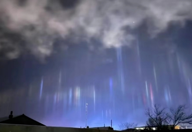 内蒙古多地夜空现大面积七彩光柱 气象局回应属正常自然现象