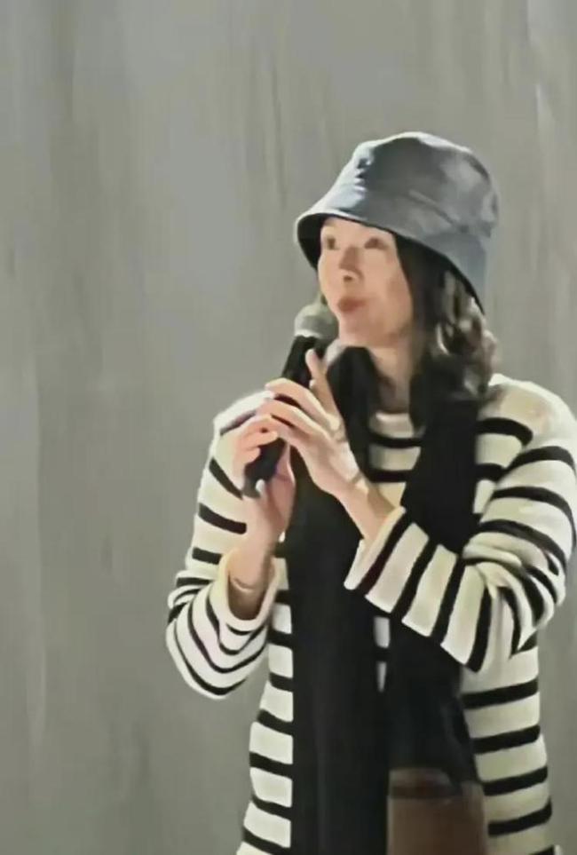 章子怡离婚近照曝光！罕见照片曝光，心情不受影响，状态超好！