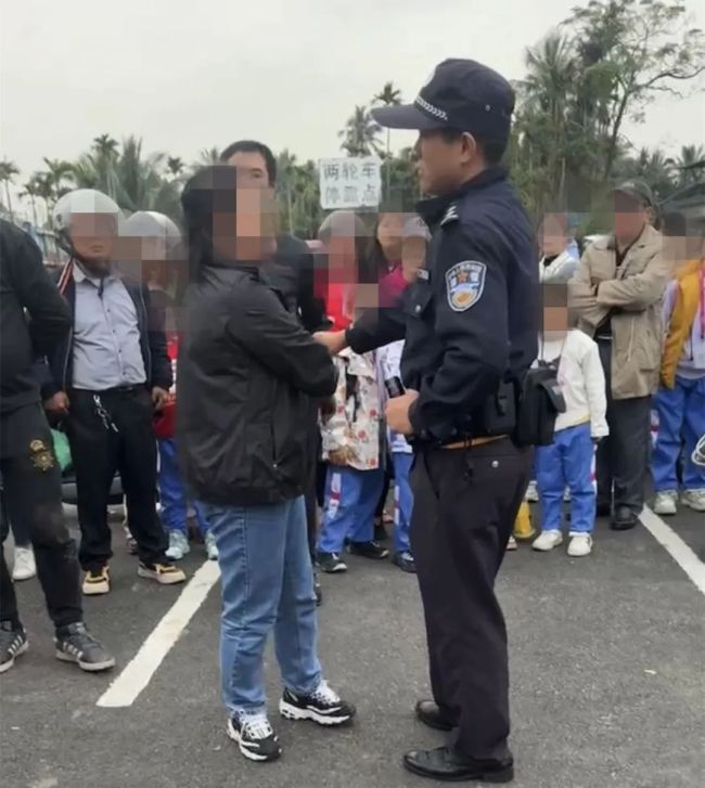学校门口有人拐卖？海南警方辟谣：女子发传单与辅警起争执
