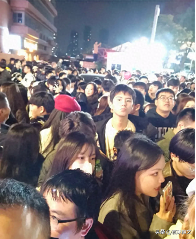 网友称基本都是学生跨年花钱不心疼 这账谁来买？