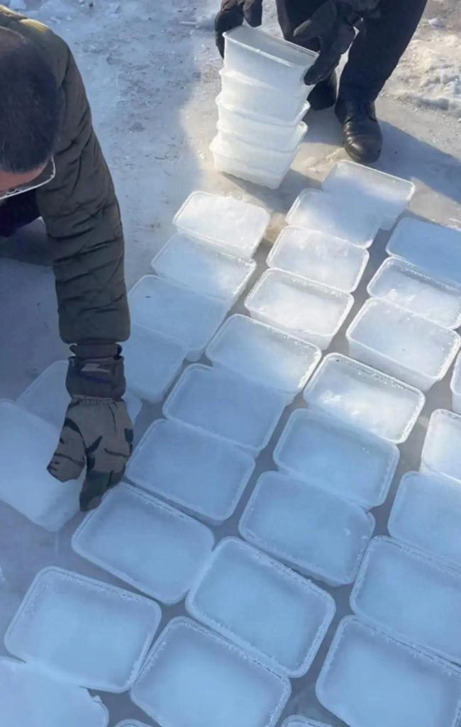 小伙自制112块冰麻将 东北大哥自制家庭版麻将