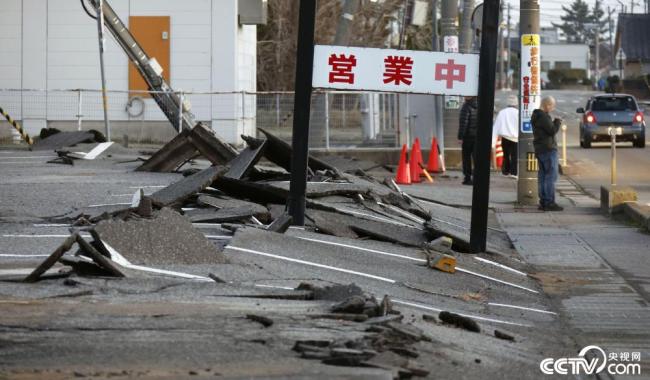 地震造成日本能登半岛道路损毁