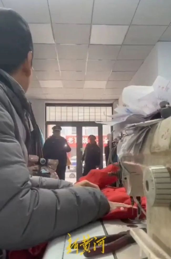 城管执法被骂“牲口”事件 当事人回应：店内悬挂广告被要求撤下，骂人确实不对