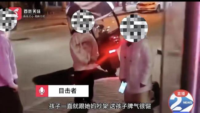 母亲给女儿下跪劝其好好学习 目击者：孩子边走边骂，母亲就跪着追