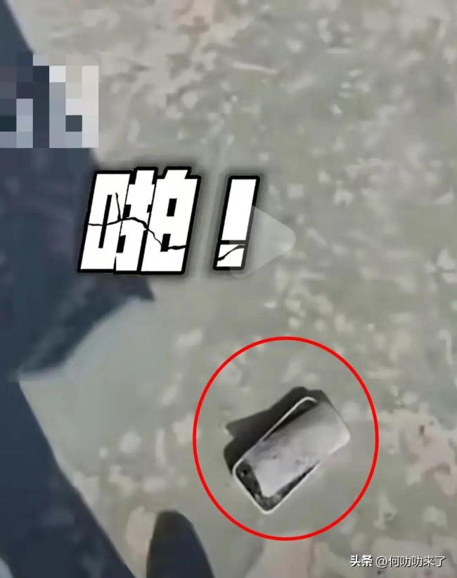 学生带手机进学校被发现 老师当众人面摔烂学生手机