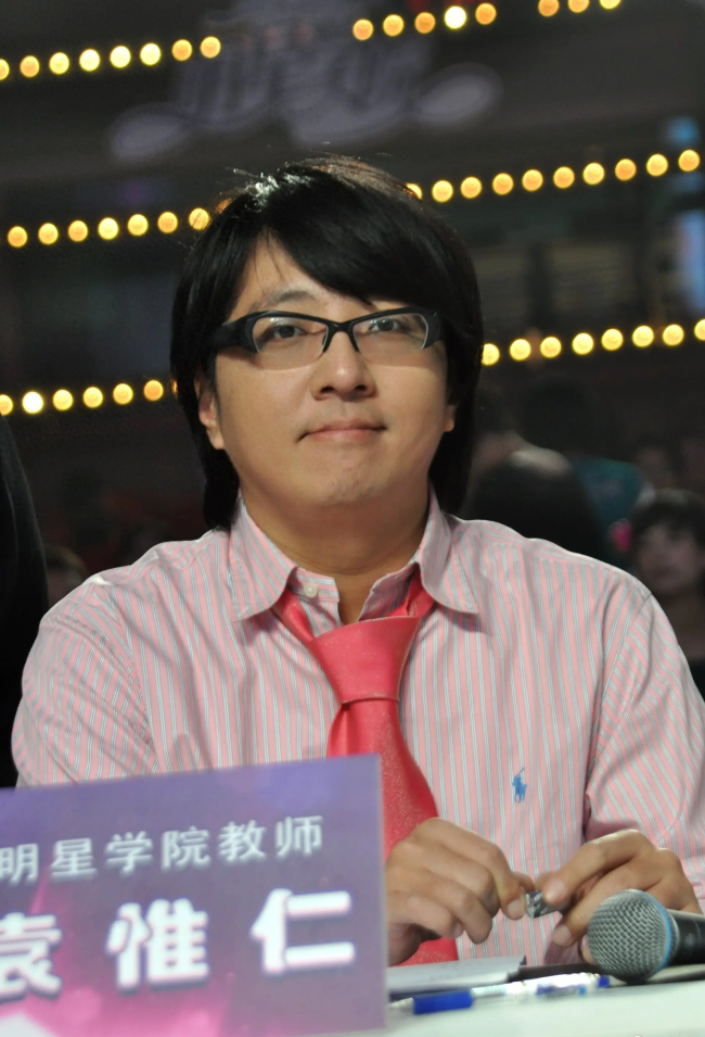 曝音乐人袁惟仁意识不清 进食、喝水都要他人辅佐