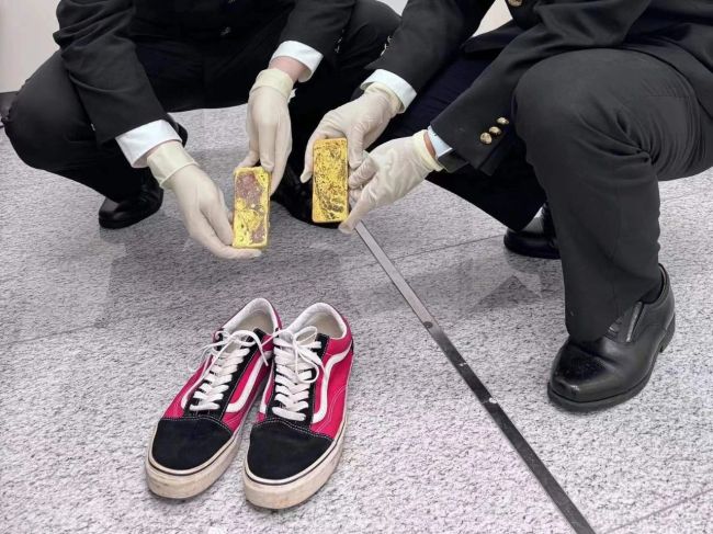 男子鞋内私藏2千克黄金入境被查获 海关：走私行为