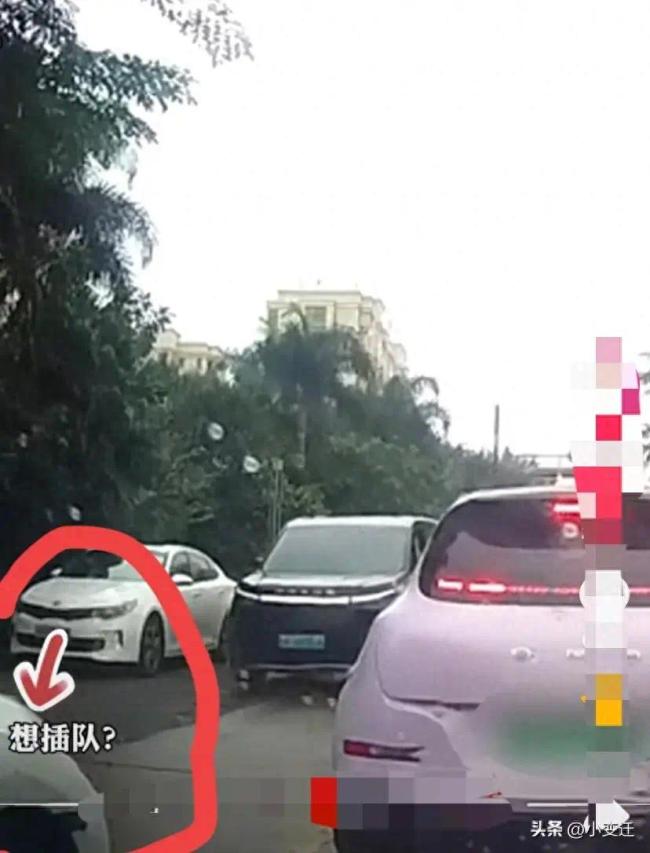 司机不让插队结果遭一路连续别车之后对方扬长而去