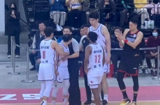 浙江队球员赛后围住记录台抗议，因王奕博与裁判交涉时受到不文明言语攻击