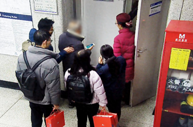 老人上台阶摔倒瞬间4人冲上前稳稳扶住