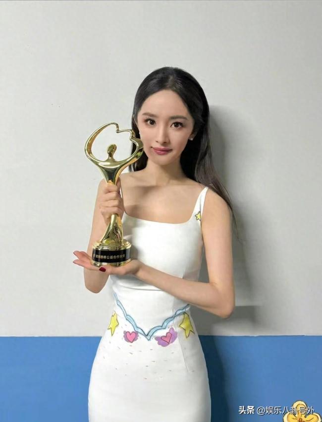 杨幂穿的裙子是孤独症儿童画的走上微博之夜给她点赞