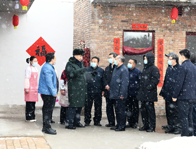 2022年1月26日，习近平总书记在山西霍州冯南垣村受灾村民师红兵家看望。