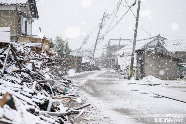 日本地震灾区遭遇强降雪