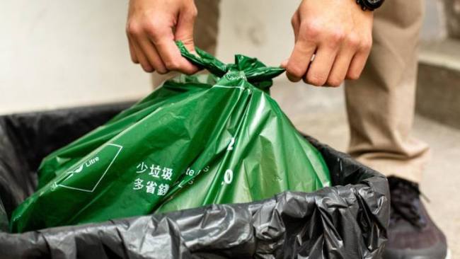 香港4月起丢垃圾将按袋收费 违例者最高可被罚款5万港元