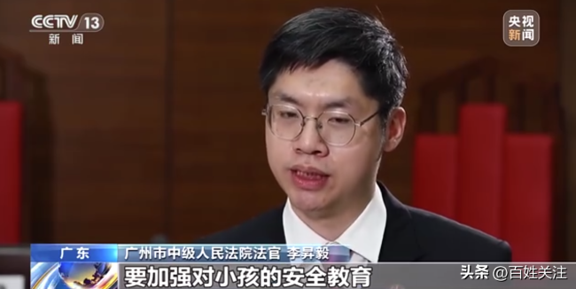 拉椅子致同学重伤父母被判赔10万 “抽凳子恶作剧致同学重伤”的案件细节