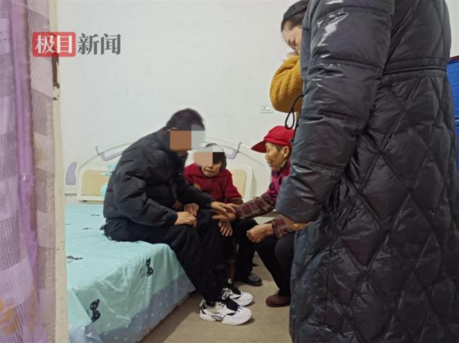 湖北男子在深圳山中野居十多年后回家：捡废品谋生，听收音机打发时间，不知父亲已离世