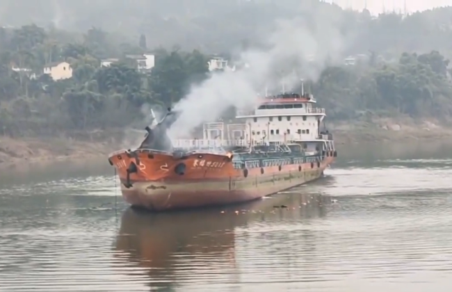 1死1伤！轮船在长江中抛锚发生闪爆 监控显示有人落水