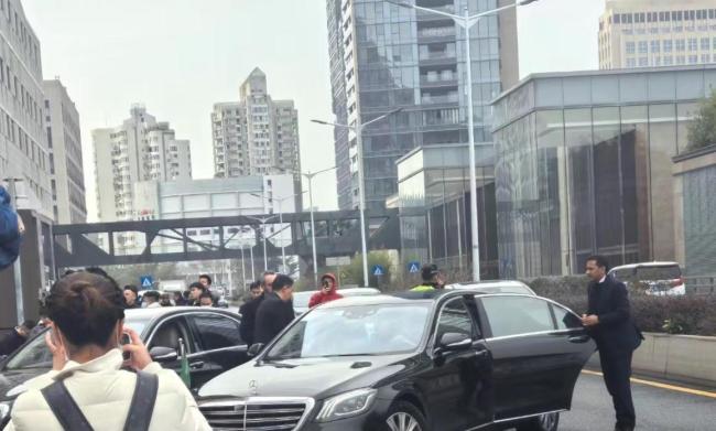 媒体人：领事馆人员抵达C罗酒店 中国行比赛推迟引发球迷不满