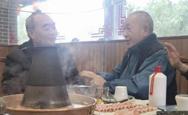 雷政富获减刑出狱 在海南与朋友聚会