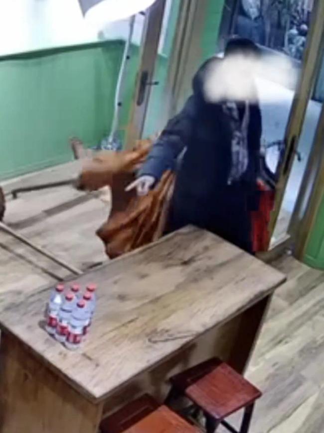服装店刚开业遭陌生男子打砸威胁 推搡掌掴很嚣张