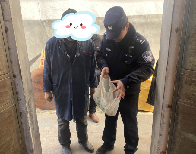 男子整理父亲遗物发现枪支主动上交:75发子弹,92枚雷管!