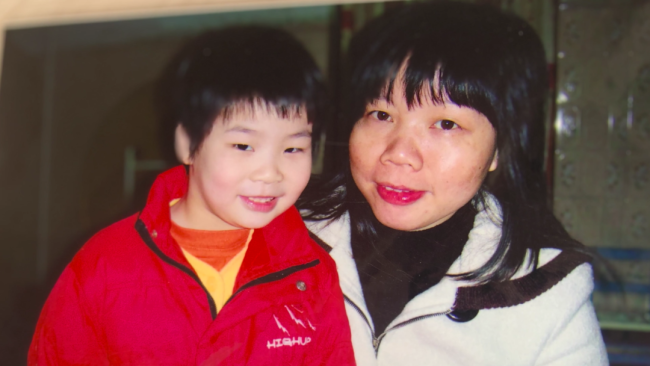 妈妈和脑瘫女儿做了13年同桌：只要女儿能读书 背一辈子也愿意