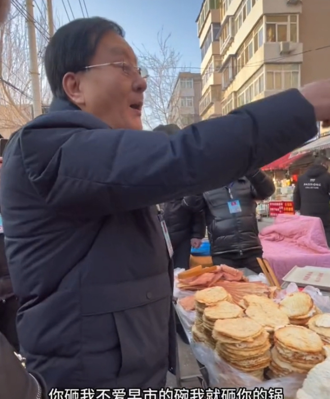 小土豆买鱿鱼被坑 管理员怒怼商家并将其驱离市场