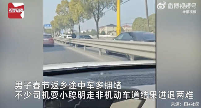 小车耍聪明插队交警守前方挨个查