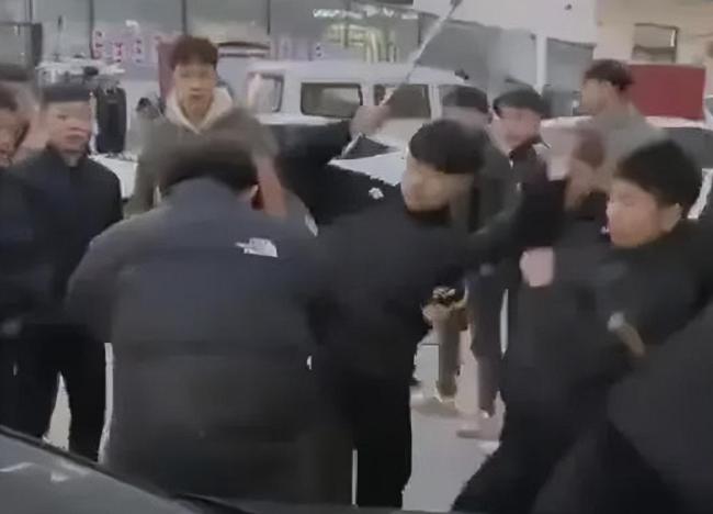 警方通报多人拿棍棒皮带抽打一男孩 警方已介入调查，对事件进行严肃处理