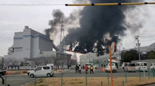 日媒：爱知县一“最新型”发电厂突发爆炸，现场浓烟滚滚