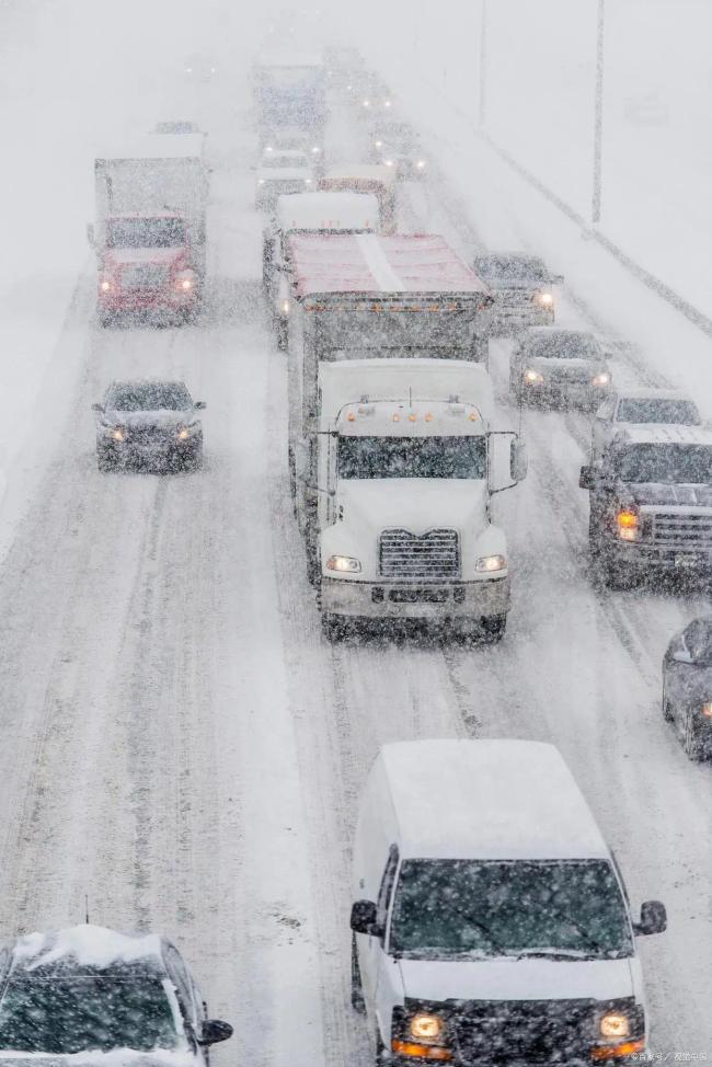 拥堵、冻雨、暴雪……被困在高速上的返乡人
