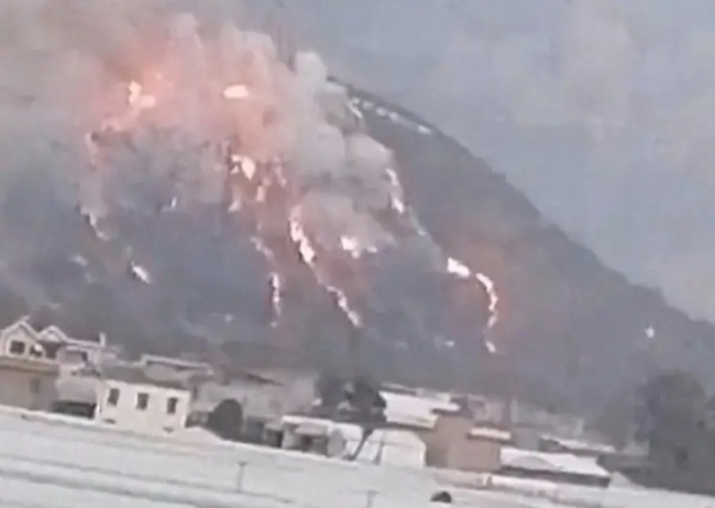 四川西昌鹿马村发生山火，山上到处都是火光！