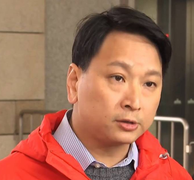 香港工联会立法会议员邓家彪8日接受媒体采访。 图源：港媒