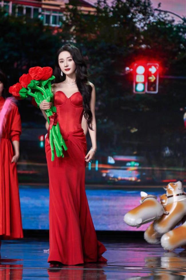 微博之夜杨幂红色抹胸亮片裙美成焦点