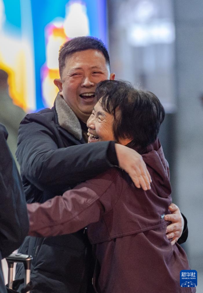 山水终相见，重逢就是年