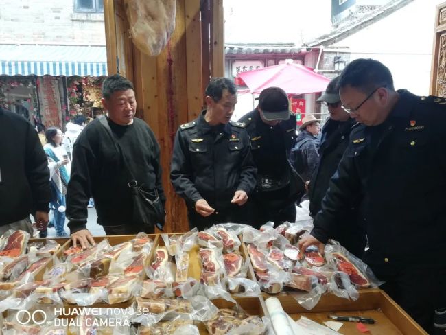 大理通报游客被骂穷光蛋：批评教育 摊主已道歉