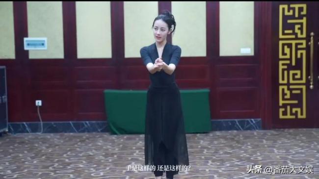 迪丽热巴素颜练舞也挡不住美貌，被惊艳到了