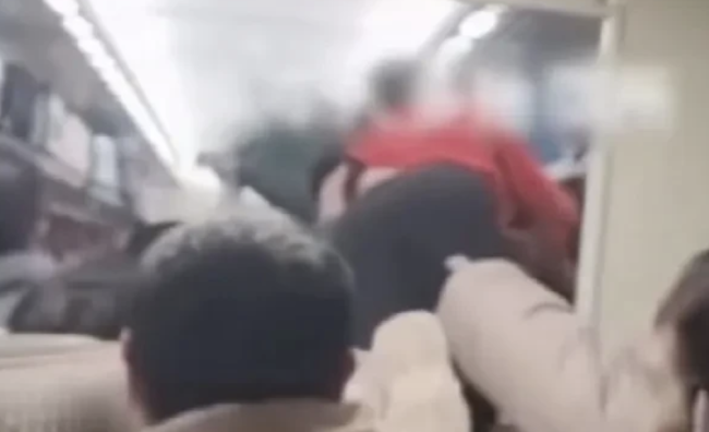 列车上乘客搭人梯“传”小朋友如厕