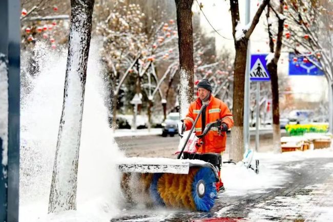 应对低温降雪，全市各部门听令而行持续奋战！雪后路滑，今天出门可得注意——