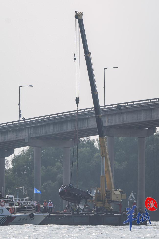 沥心沙大桥事故第一辆落水车辆遭打捞出水面，第二台落水车辆也遭吊起
