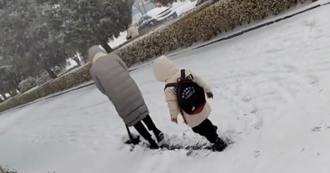 家长拿铁锹铲雪带孩子前行，可怜天下父母心！