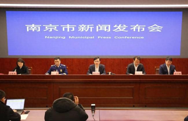南京火灾初查系电动车停放处起火 小区超10层楼外立面焦黑
