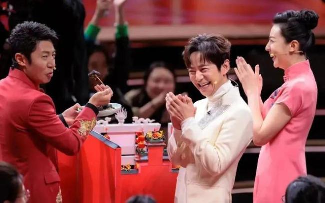 央视元宵晚会，撒贝宁出灯谜谜底竟然是何炅，尼格买提表现抢眼