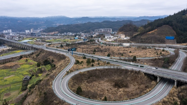 全国政协委员建议元旦端午中秋高速免费 周末收费半价