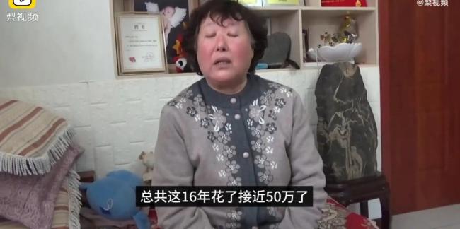夫妻收养重病弃婴16年花费50万 靠上街乞讨和哭丧筹钱
