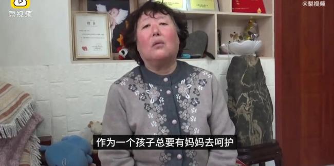 夫妻收养重病弃婴16年花费50万 靠上街乞讨和哭丧筹钱