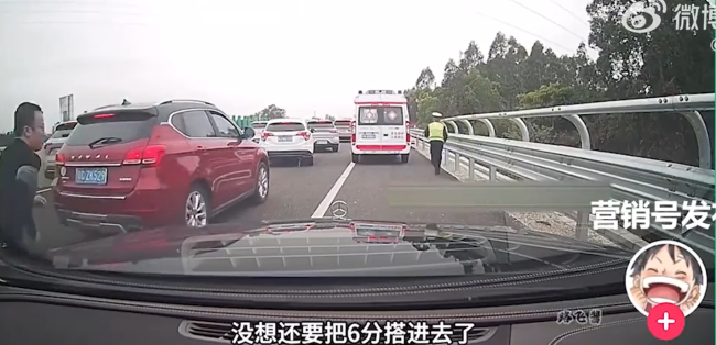奔驰礼让救护车被罚款?营销号为引流断章取义！