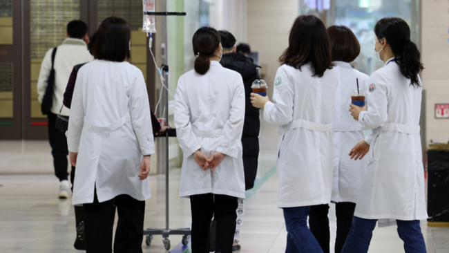 动手了！5名干部被查抄，韩国医政对抗谁更“硬”？