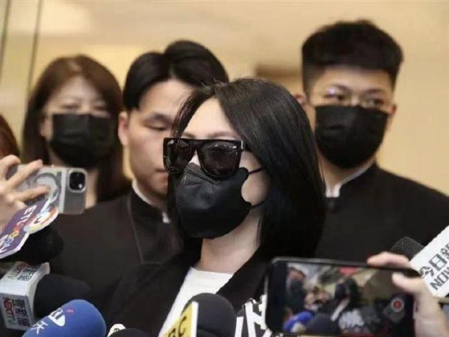 小S离开灵堂前两度鞠躬发声感谢各界吊唁